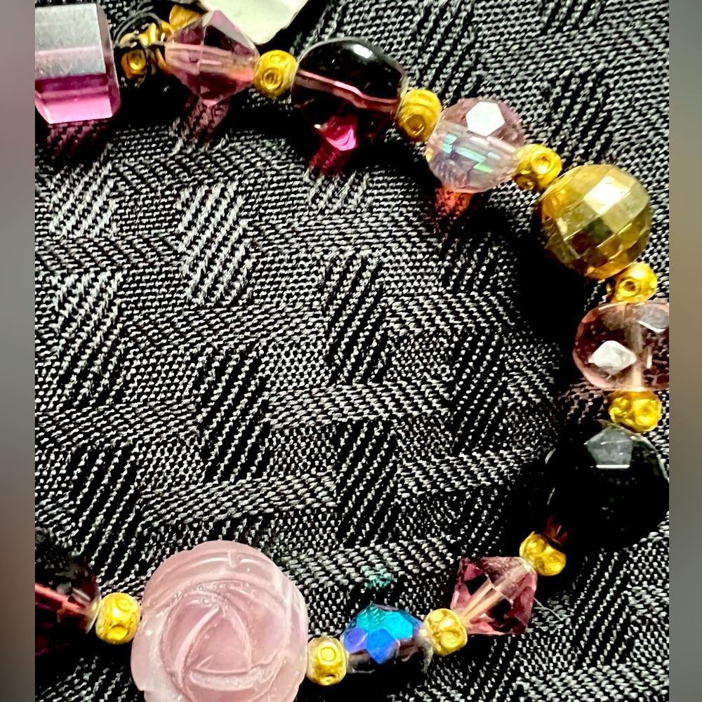 🌹Carved Purple Rose & Gold Tone w/Faceted Beads Stretch Bracelet by Cookie Lee - Picture 6 of 6
